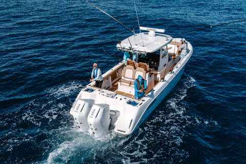 Introducing the Everglades 315CC: Elevating Your Maritime Experience